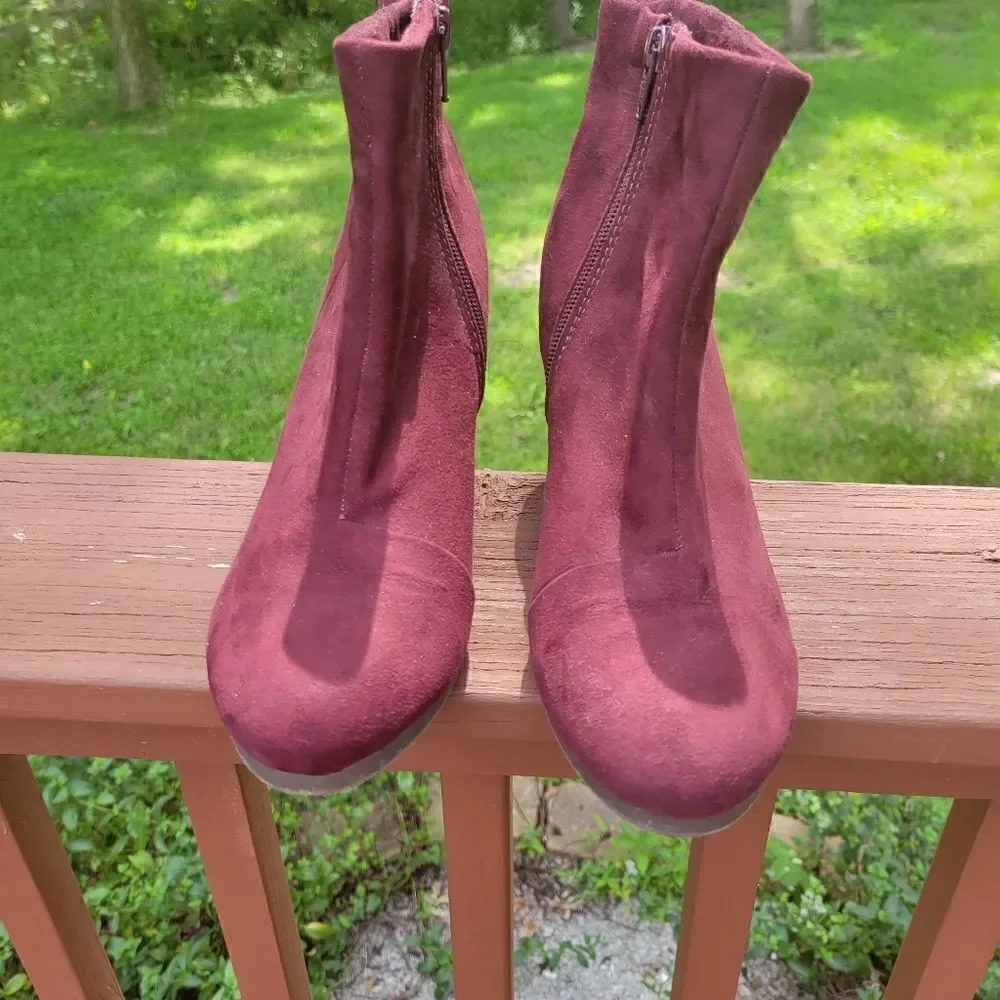 GAP women burgundy